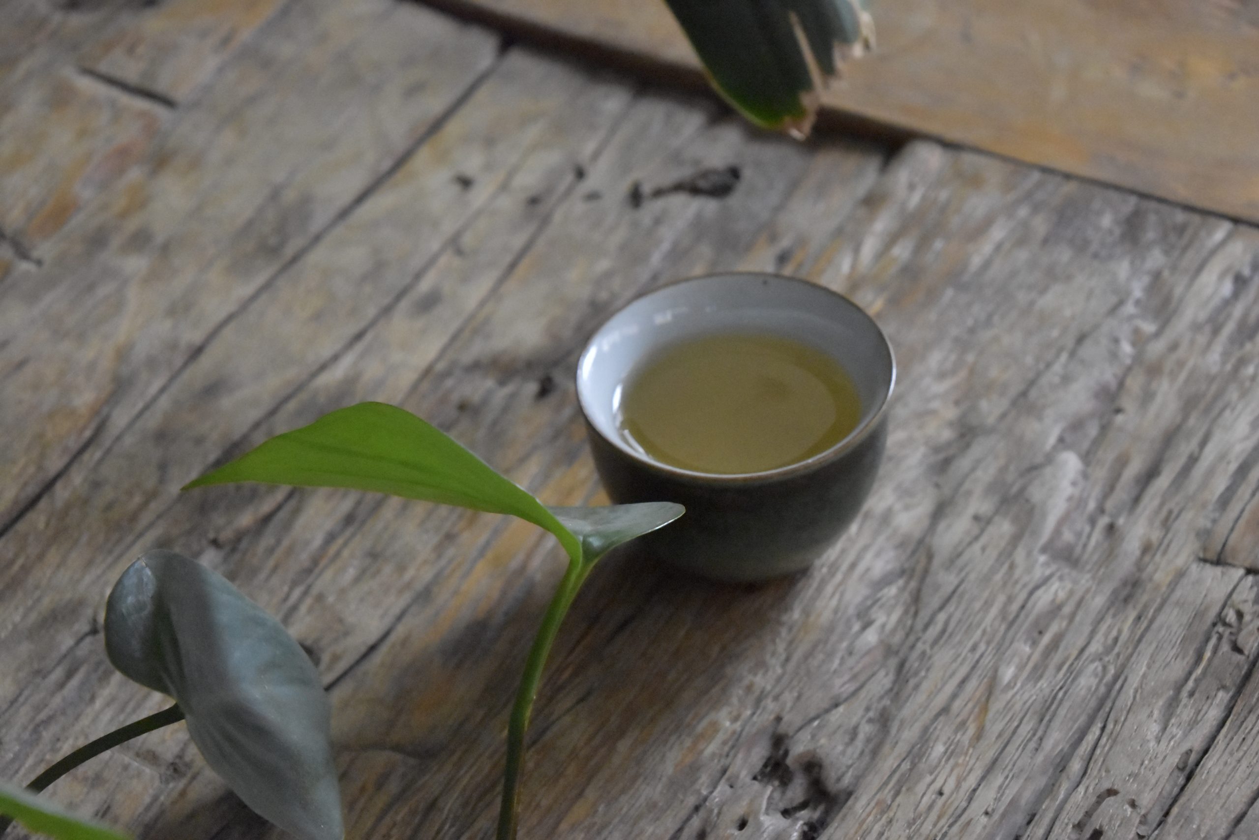 老班章普洱茶属于名山名寨，在众多普洱茶山中属于一线山头的普洱茶。老班章普洱茶的价格都在大几千元一公斤，正宗的老班章古树茶的价格都在上万元一公斤。所以，老班章普洱茶属于高端茶。