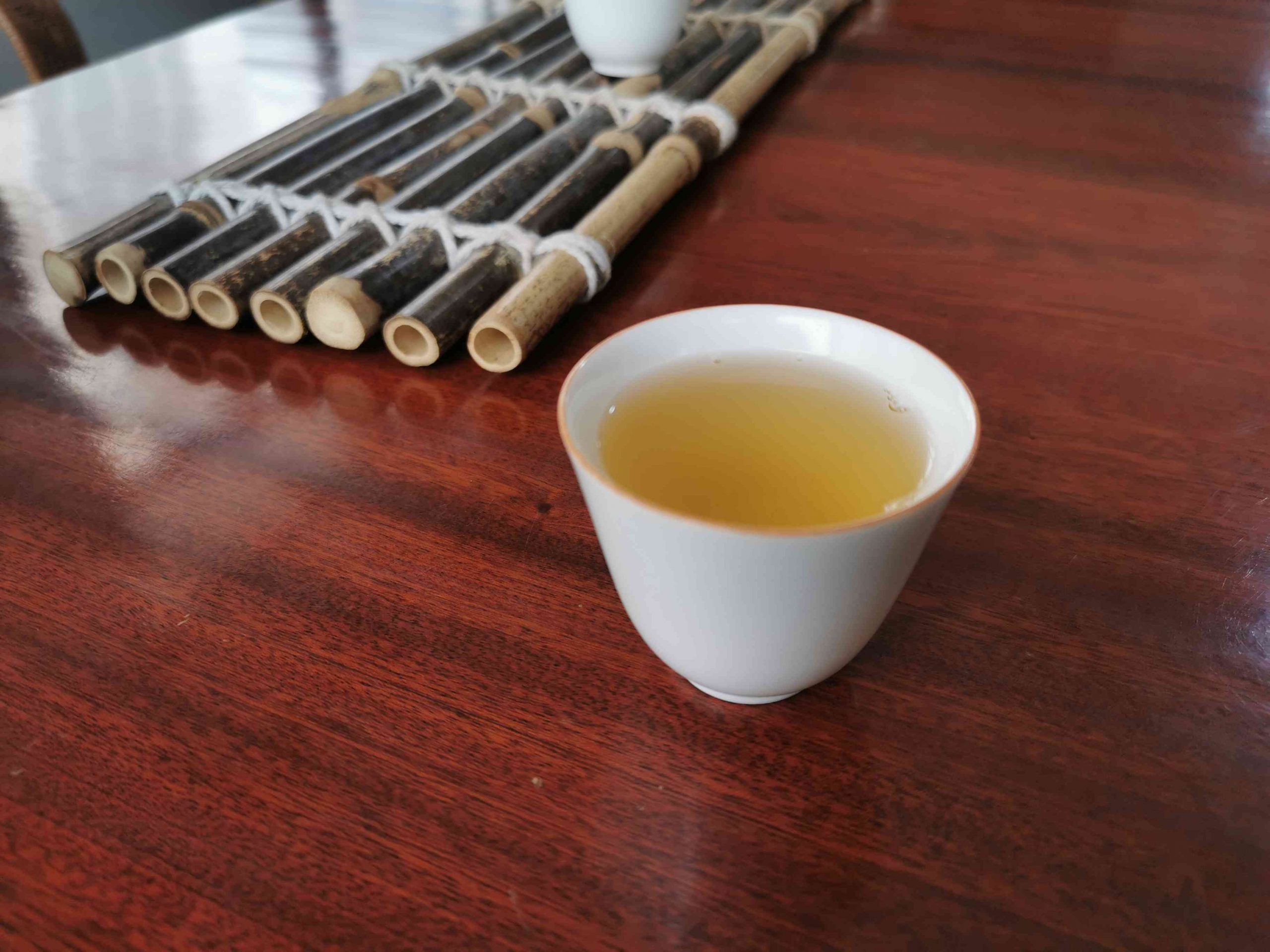 河边寨古树茶多少钱一斤？